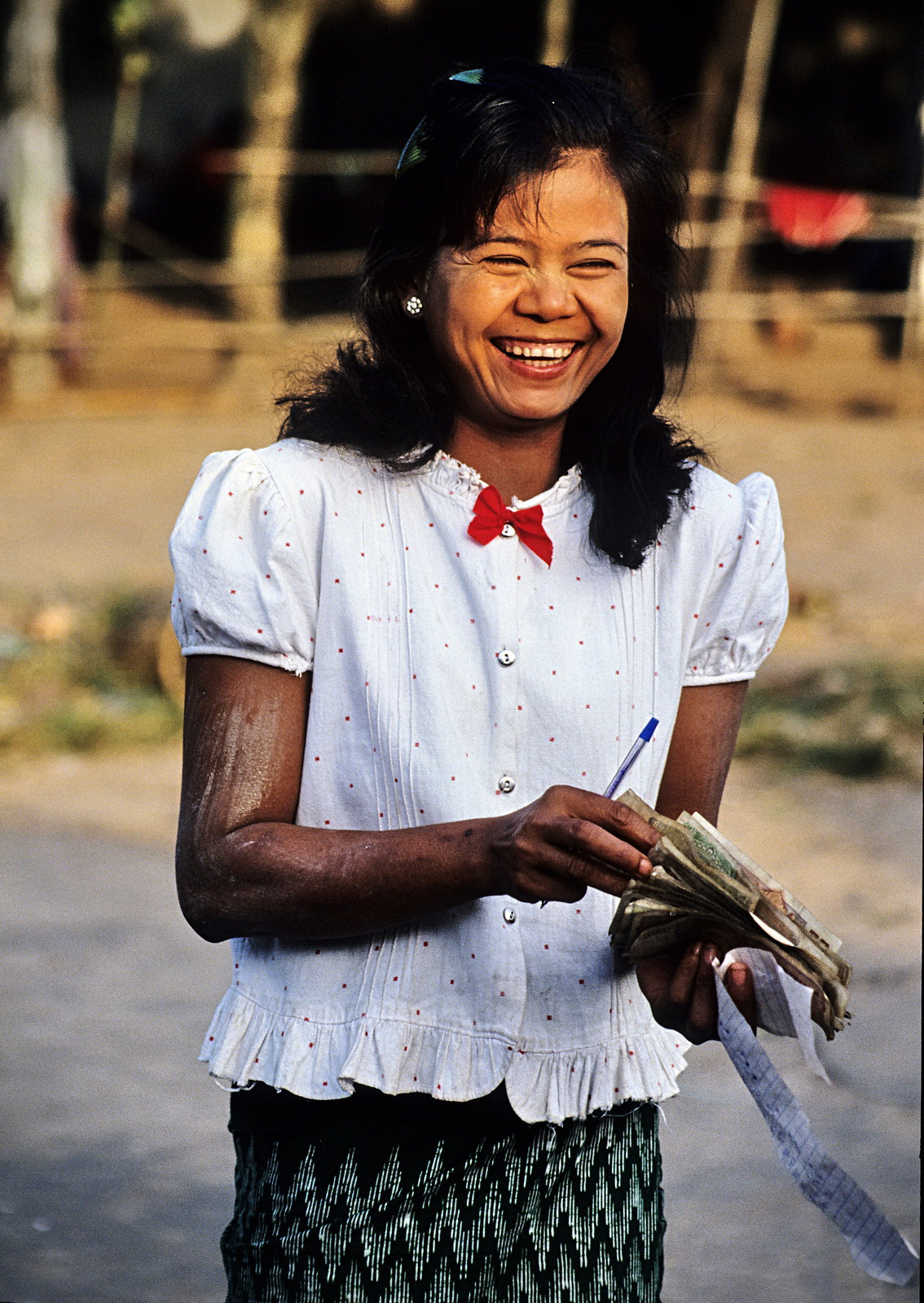 Người phụ nữ thu phí tại một khu chợ ở Bagan.