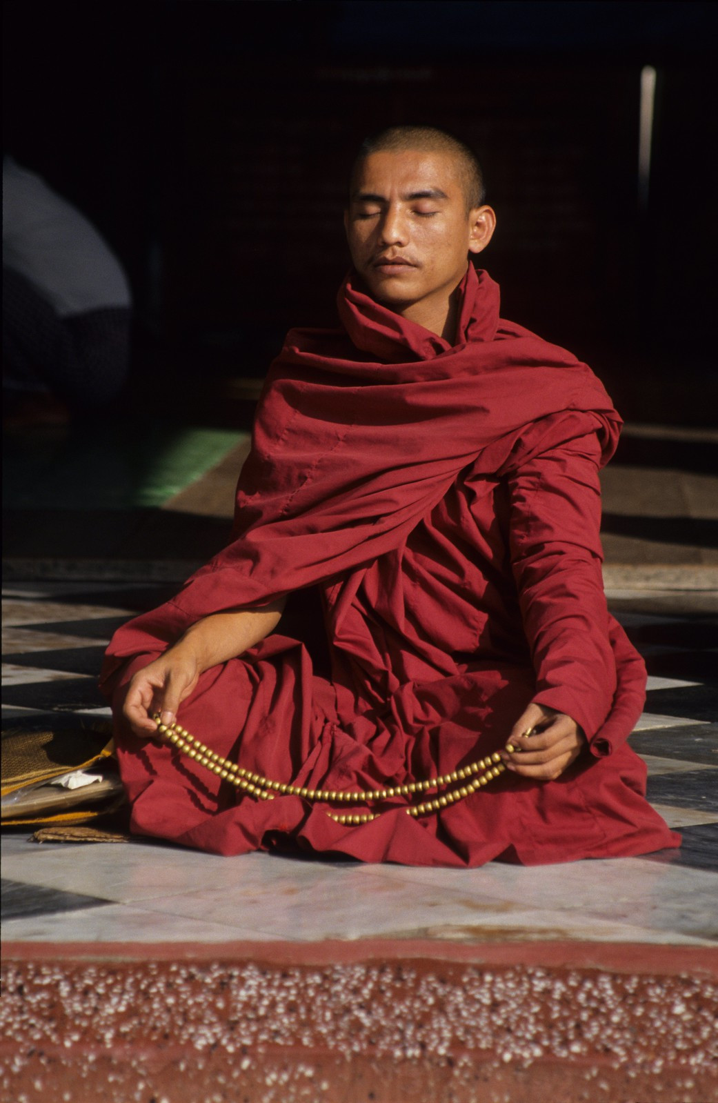 Sư thầy tọa thiền trong một ngôi chùa ở Yangon.