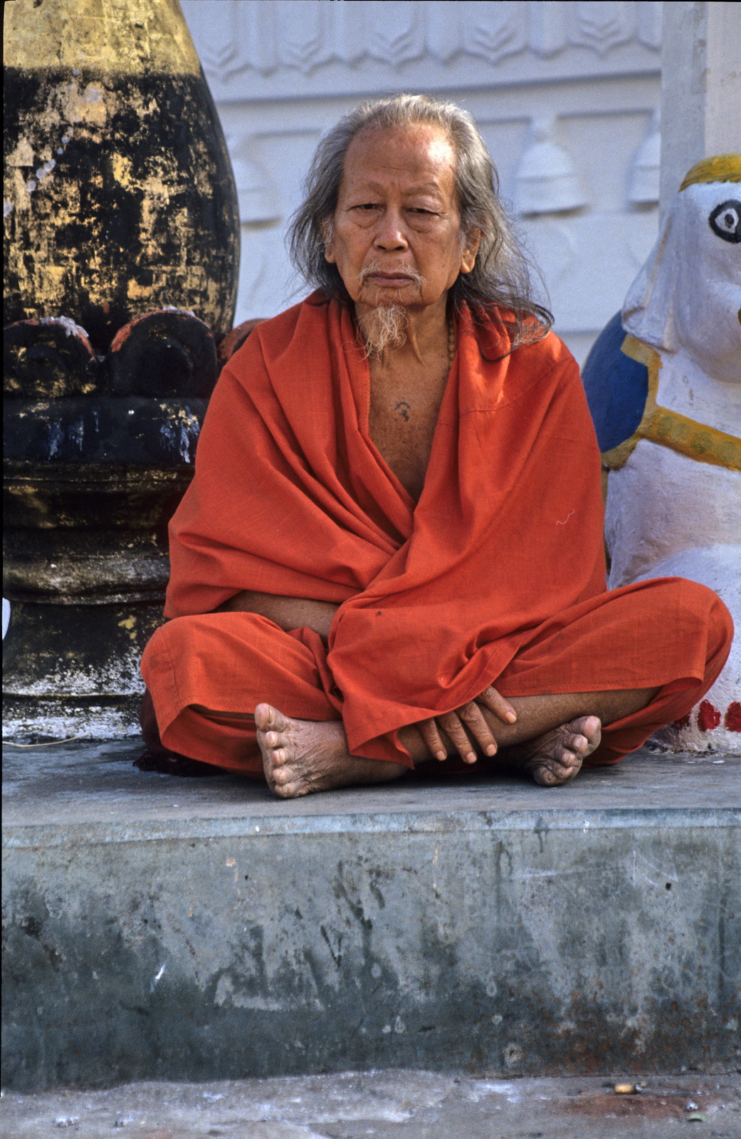 Dáng vẻ trầm tư mặc tưởng của một người tu.