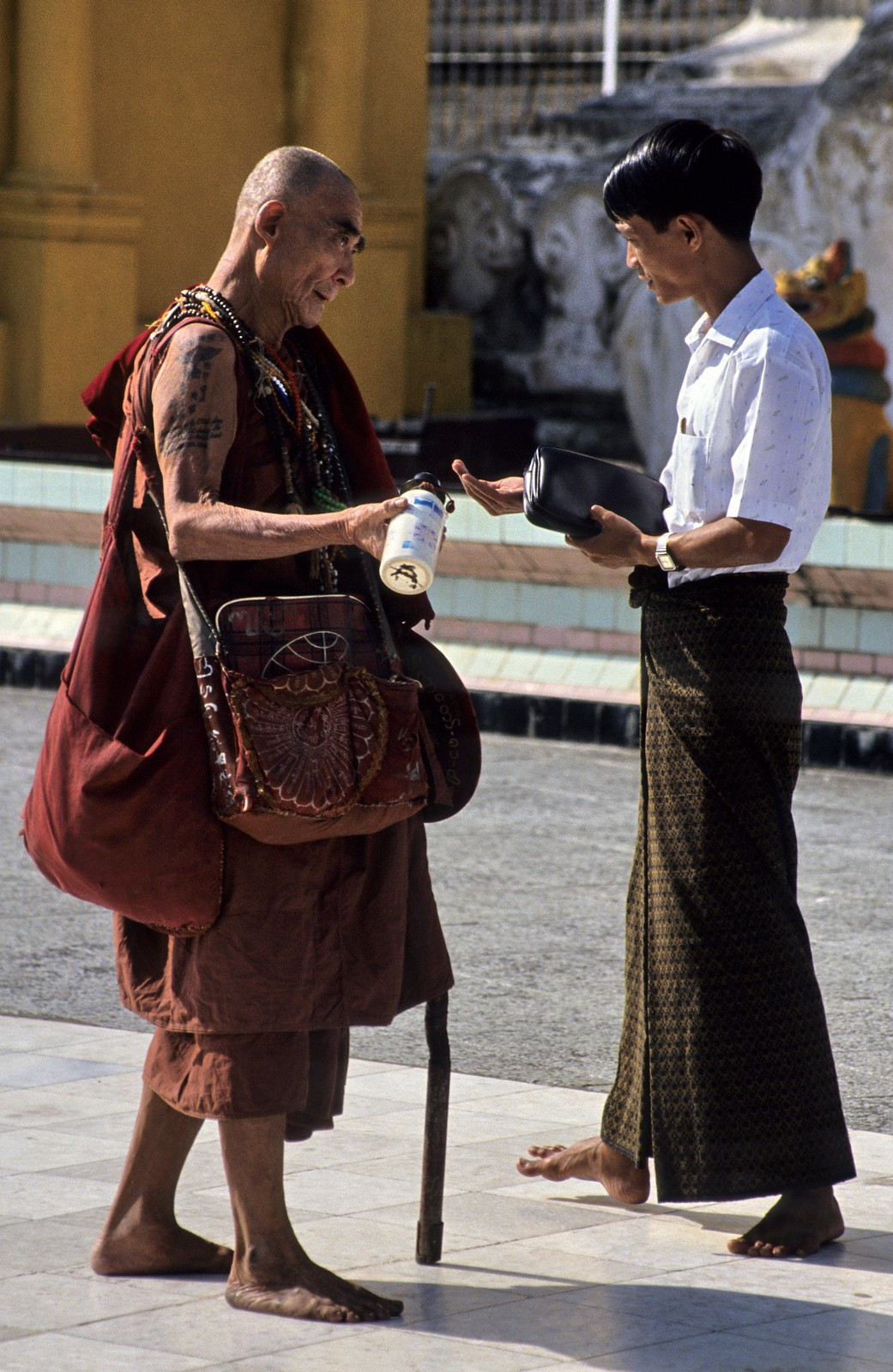 Nhà sư ban phúc cho khách thập phương ở khu vực chùa vàng Shwedagon, Yangon.