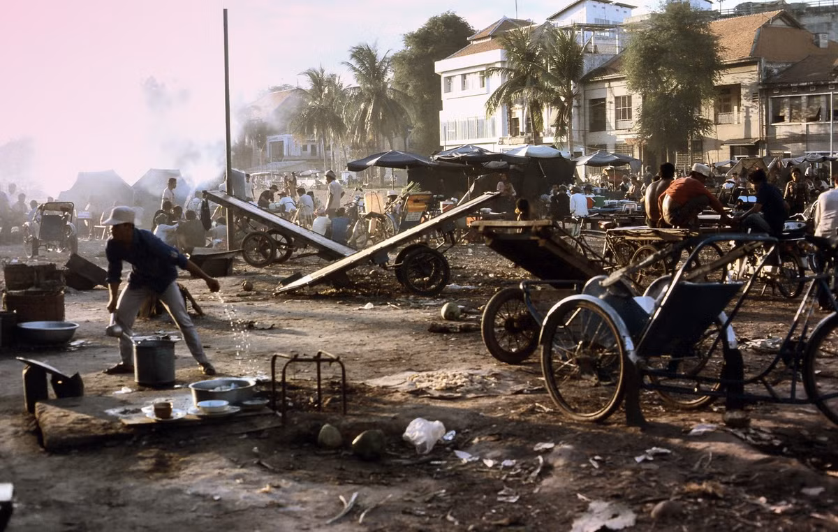 Một khu chợ ngoài trời ở Phnom Penh.