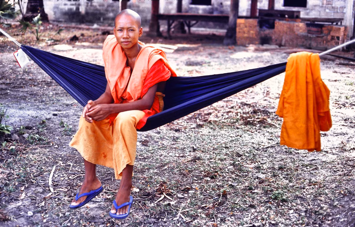 Nhà sư trẻ ngồi trên võng.