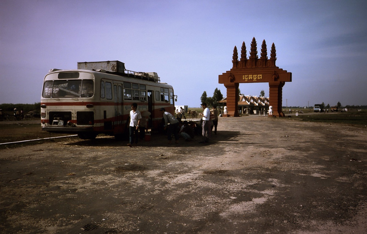 Cửa khẩu Bavet, thị xã Bavet, tỉnh Svay Rieng, đối diện với cửa khẩu Mộc Bài ở tỉnh Tây Ninh của Việt Nam.