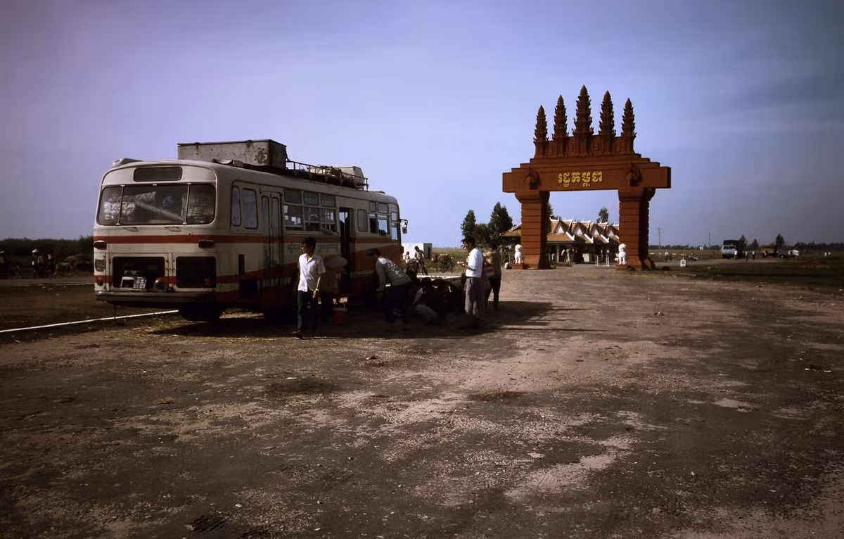 Cửa khẩu Bavet, thị xã Bavet, tỉnh Svay Rieng, đối diện với cửa khẩu Mộc Bài ở tỉnh Tây Ninh của Việt Nam.