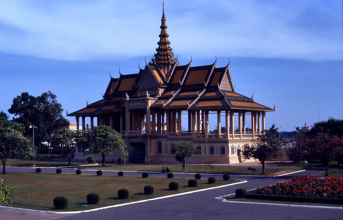 Trong khuôn viên cung điện Hoàng gia Phnom Penh.