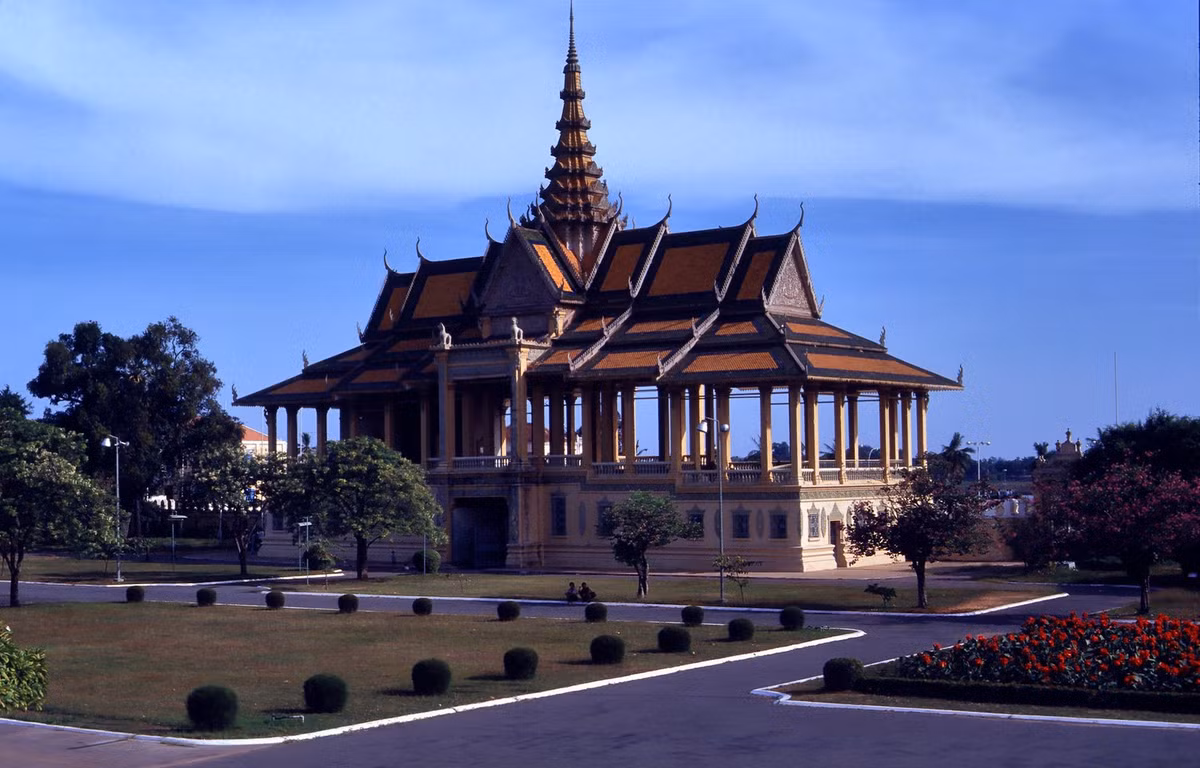 Trong khuôn viên cung điện Hoàng gia Phnom Penh.