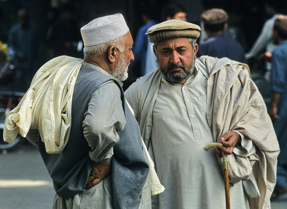 Người dân Peshawar trò chuyện trên phố.