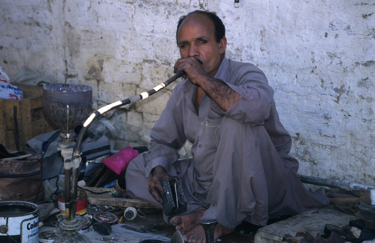 Người thợ giày Rawalpindi hút thuốc.