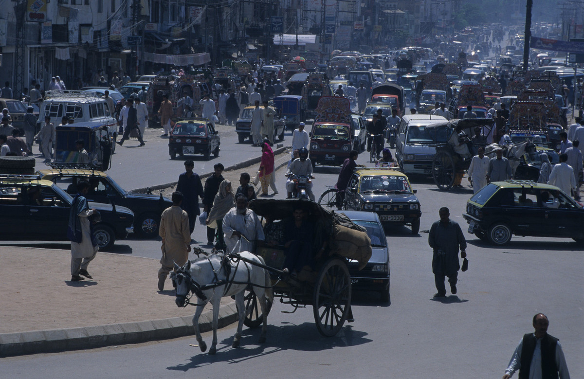 Giao thông giờ cao điểm ở Rawalpindi, thành phố thuộc lớn thứ tư Pakistan, nằm ở tỉnh Punjab.