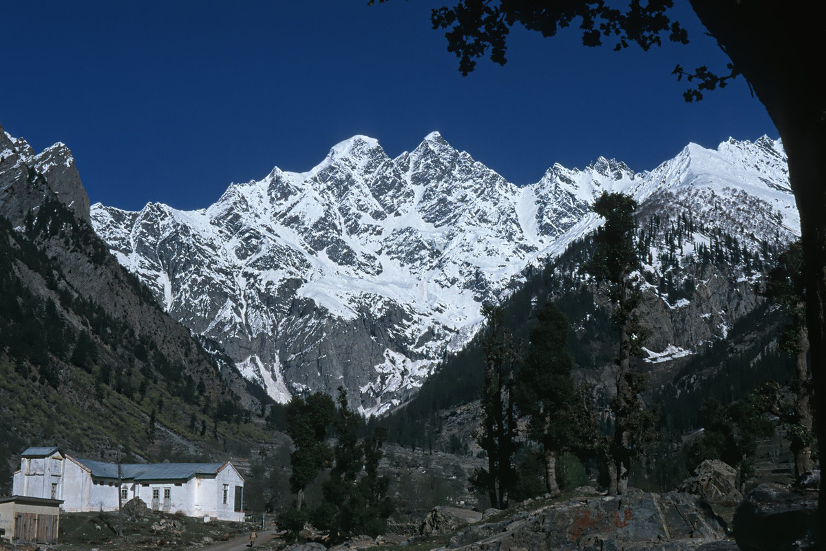 Những đỉnh núi phủ tuyết của dãy Pamir nhìn từ thung lũng Kalam.