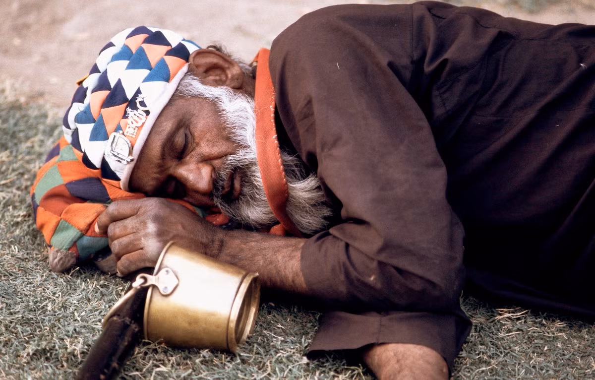 Giấc ngủ trong cuộc hành hương bất tận giữa các ngôi đền của một tín đồ hồi giáo dòng Sufi ở Lahore.