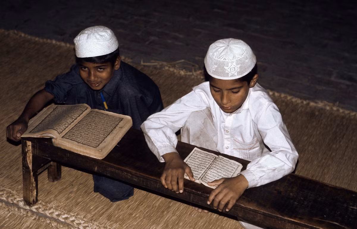 Hai cậu bé cố gắng học thuộc các đoạn kinh Koran.