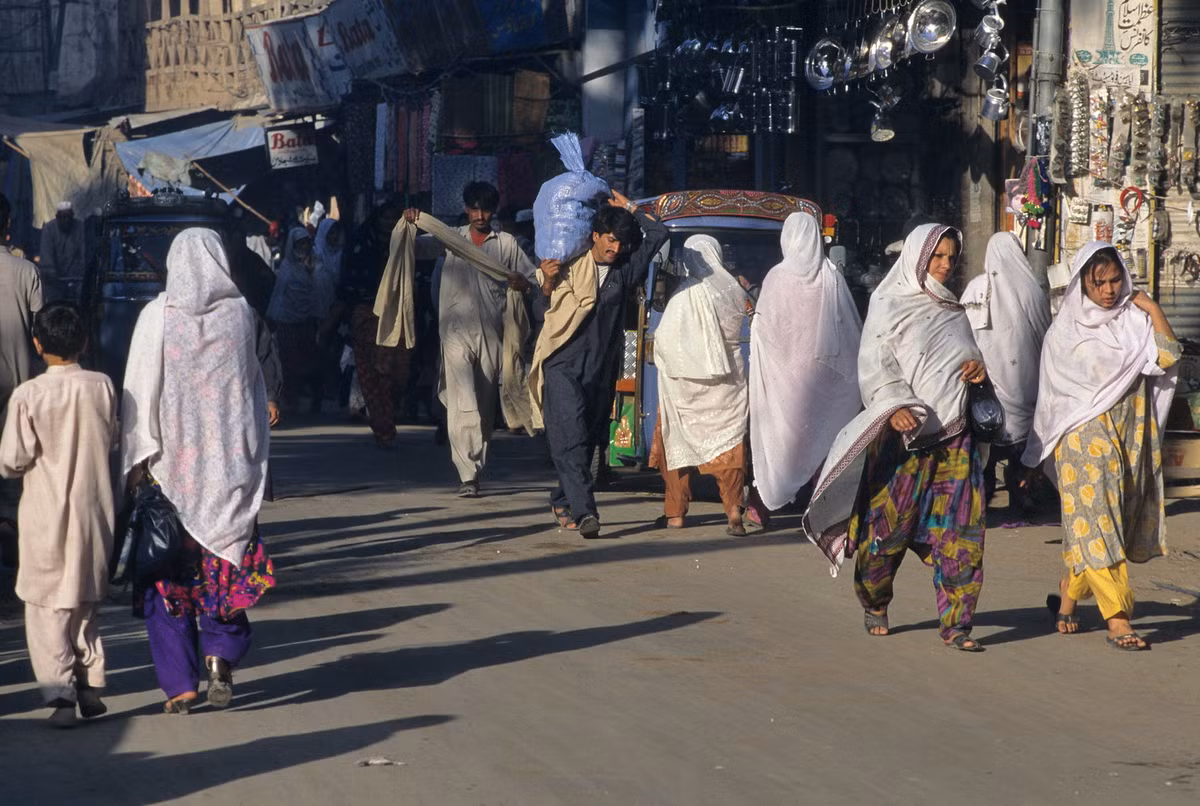 Trên đường phố Peshawar, thủ phủ tỉnh Khyber Pakhtunkhwa, là thành phố lớn thứ 8 Pakistan.