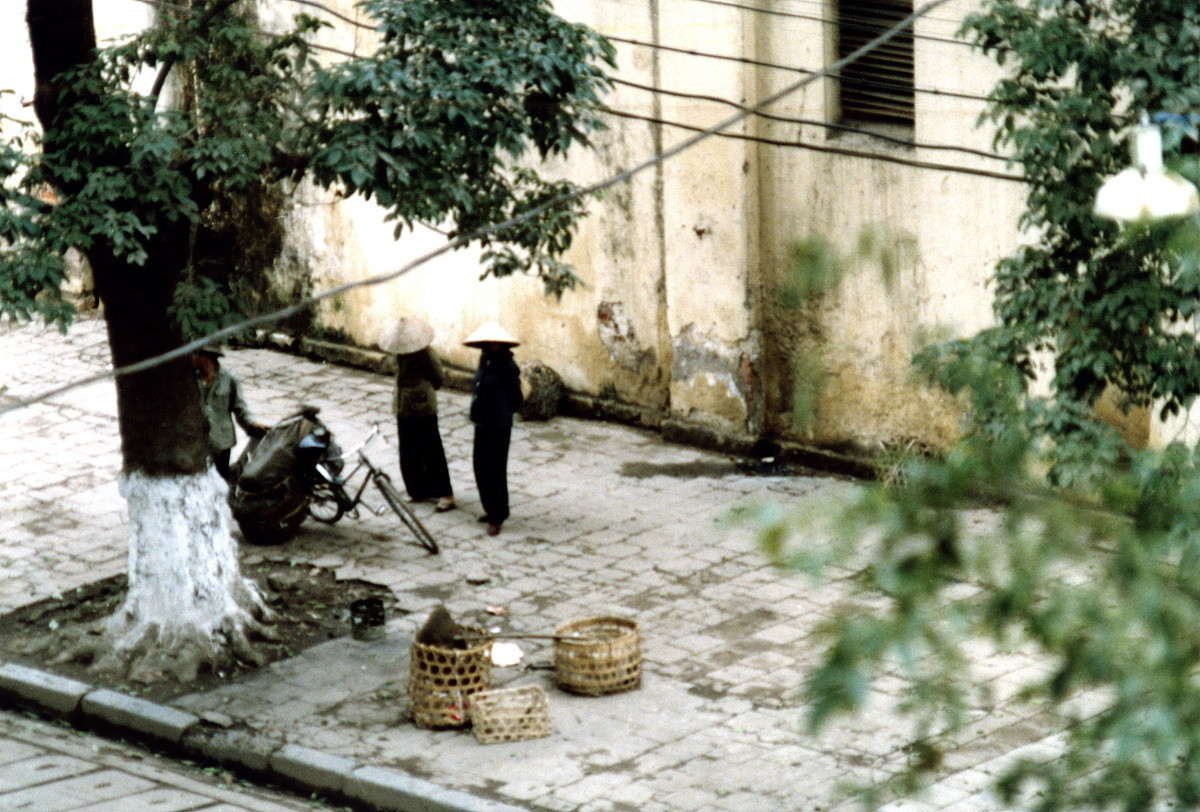 Cuộc mưu sinh thầm lặng của người dân quê giữa phố phường Hà Nội.