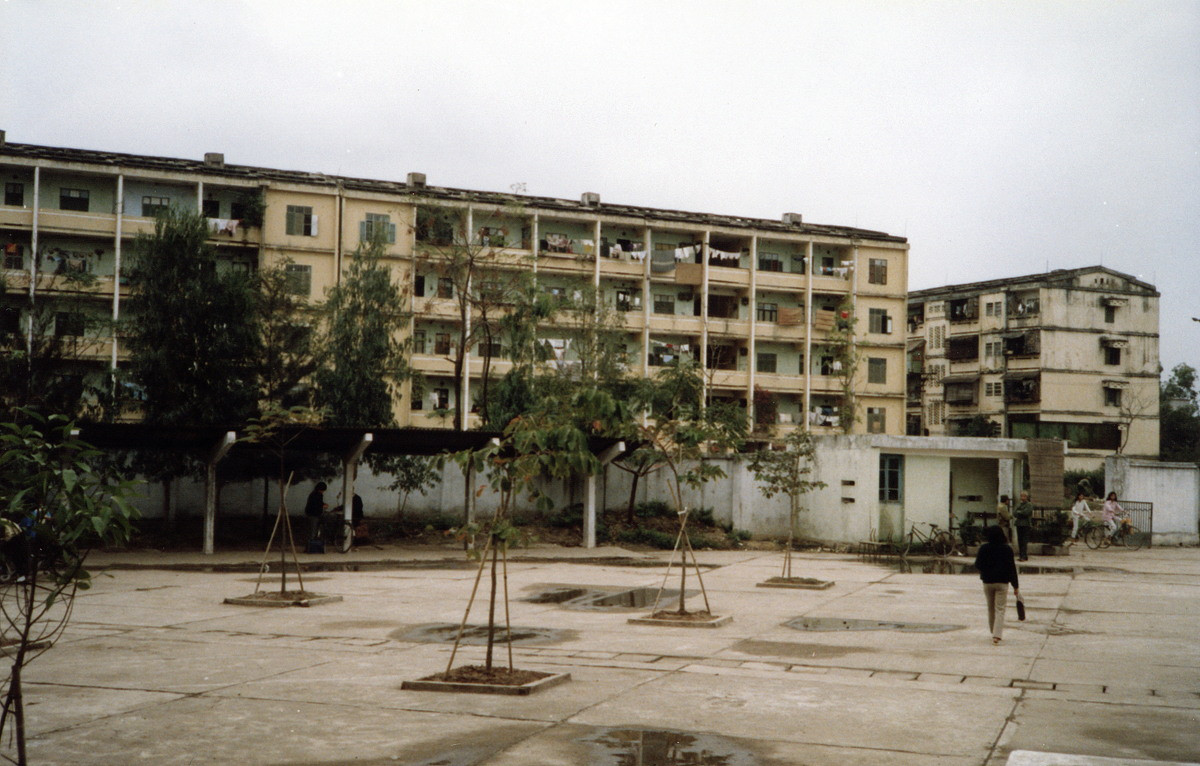 Khu tập thể Giảng Võ nhìn từ sân trường PTTH Hà Nội - Amsterdam (nay là PTTH Nguyễn Trãi), Hà Nội năm 1990. Hai tòa nhà trong ảnh là nhà B5 và B6, trong đó B6 (trái) ngày nay đã được đập đi xây lại. Ảnh: Diligam_te Flickr.