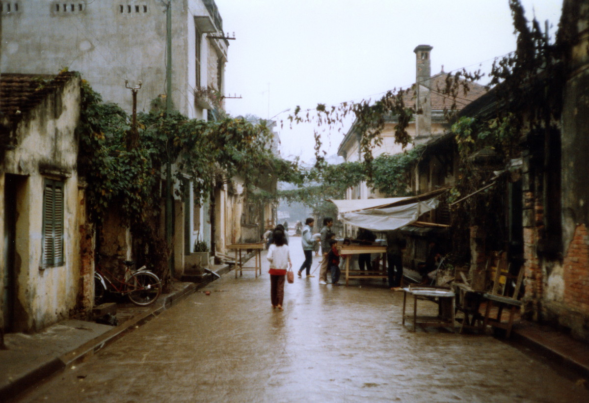 Một con phố cũ kỹ với ngôi nhà có ống khói xây từ thời Pháp.