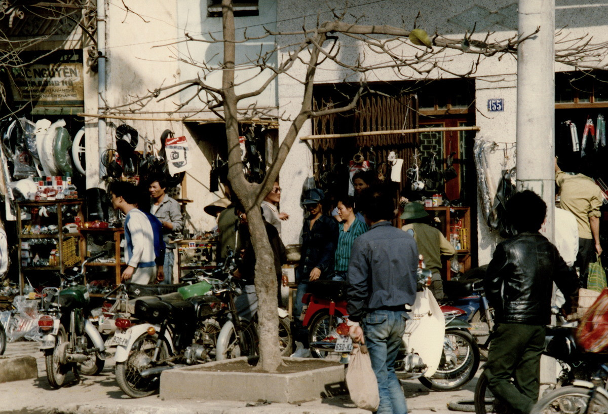 Xe máy đủ loại tề tựu trên phố Huế. Khoảng thời gian này, phố Huế bắt đầu trở thành trung tâm buôn bán phụ tùng xe máy ở Hà Nội.