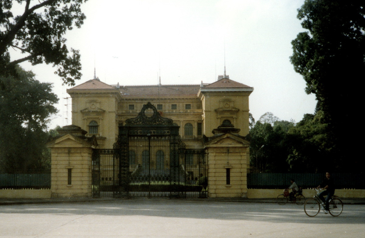 Bên ngoài Phủ Chủ tịch nước CHXHCN Việt Nam.