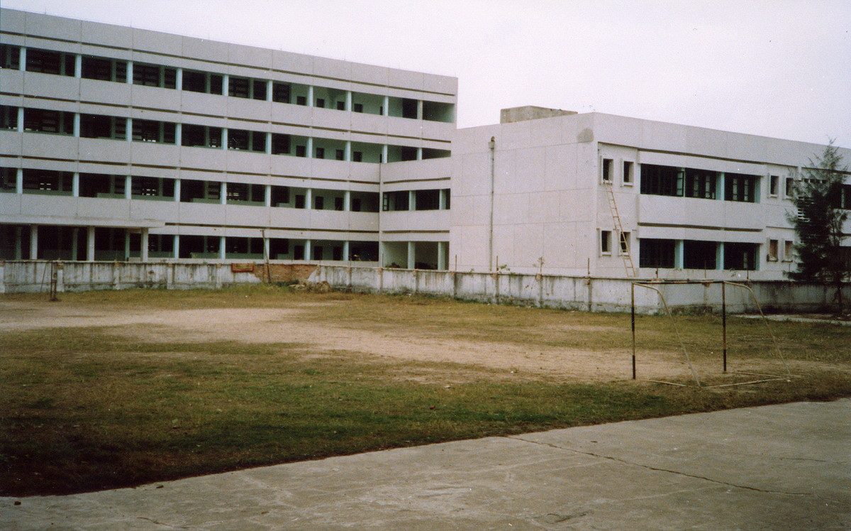 Từ sân bóng trường Ams nhìn về trường THCS Giảng Võ. Trường Giảng Võ được thành lập vào tháng 9/1989, thời điểm này còn "mới toanh".