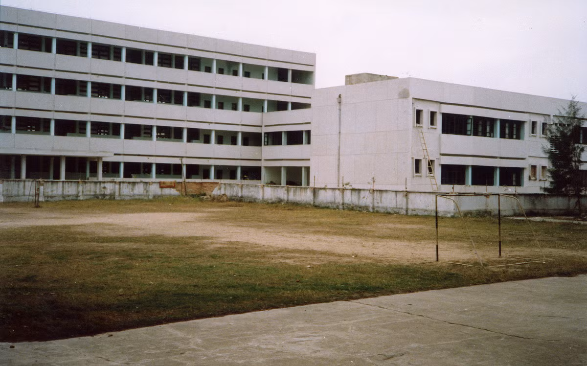 Từ sân bóng trường Ams nhìn về trường THCS Giảng Võ. Trường Giảng Võ được thành lập vào tháng 9/1989, thời điểm này còn "mới toanh".