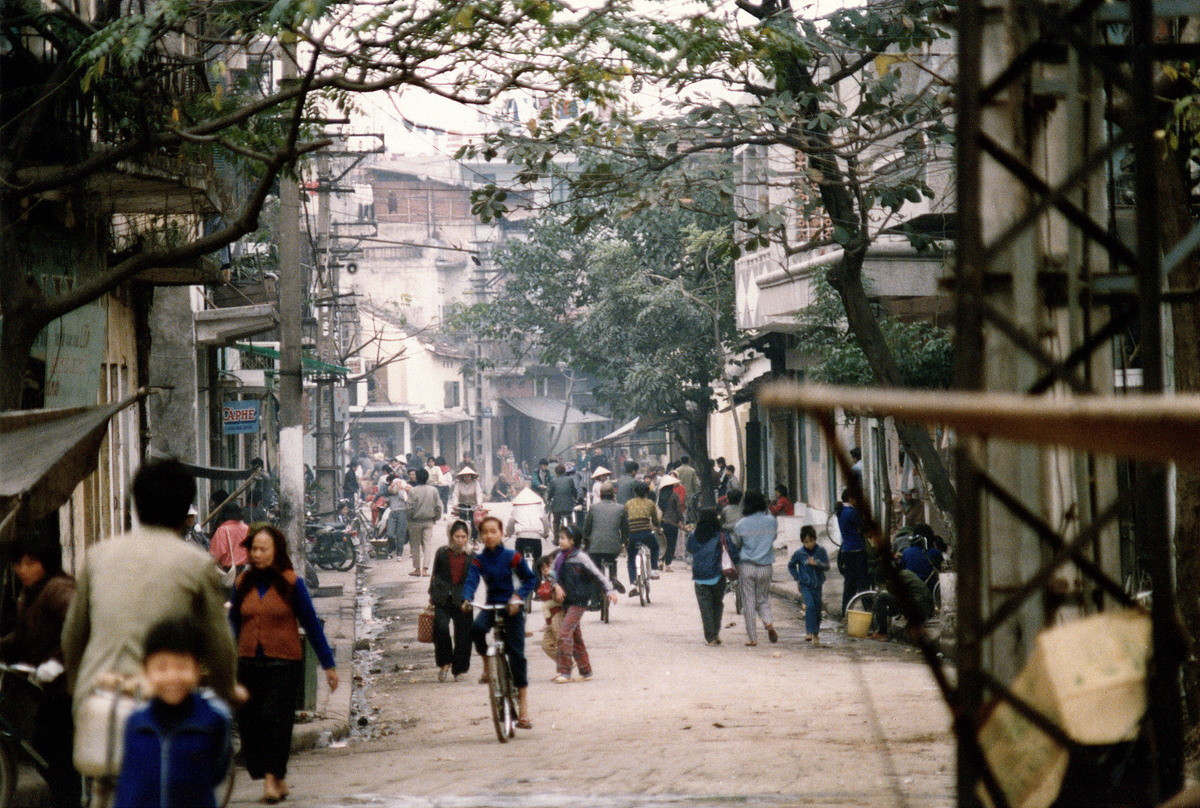 Một góc phố cổ. Lòng đường lúc này được dành cho người đi bộ và đi xe đạp.