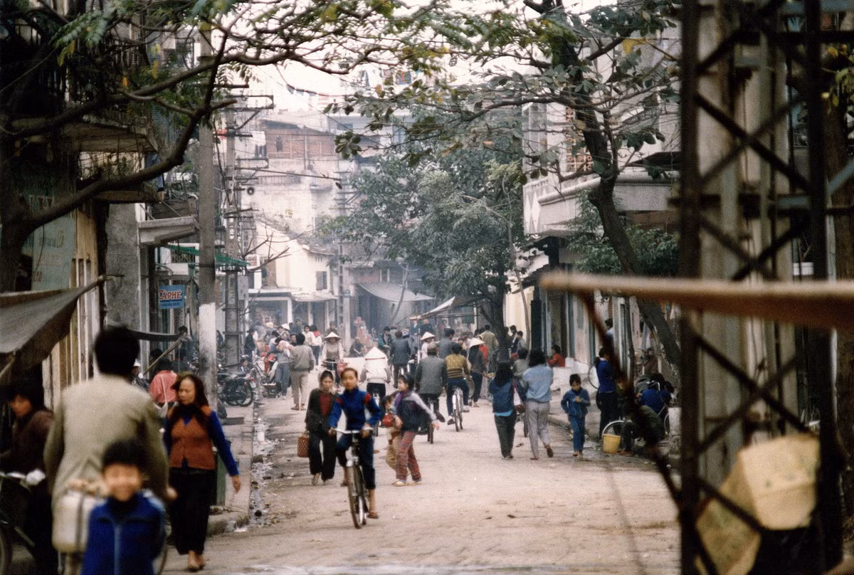 Một góc phố cổ. Lòng đường lúc này được dành cho người đi bộ và đi xe đạp.