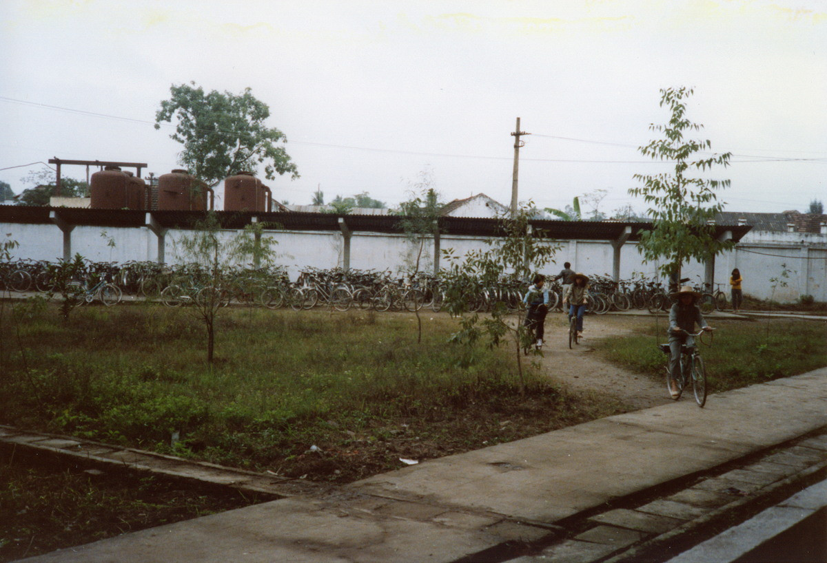 Nhà để xe trong sân trường Ams.