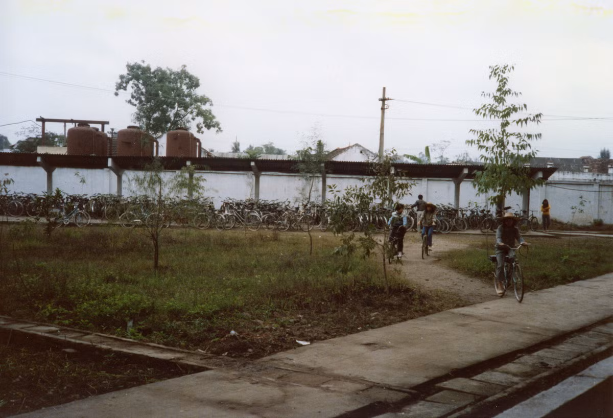 Nhà để xe trong sân trường Ams.