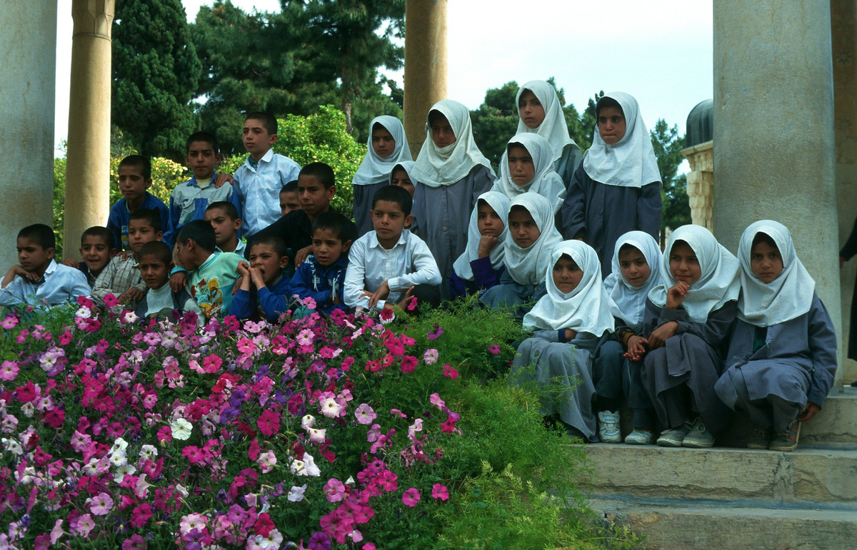 Các học sinh tại mộ Hafez (1315-1390, đại thi hào Ba Tư cổ) ở Shiraz.