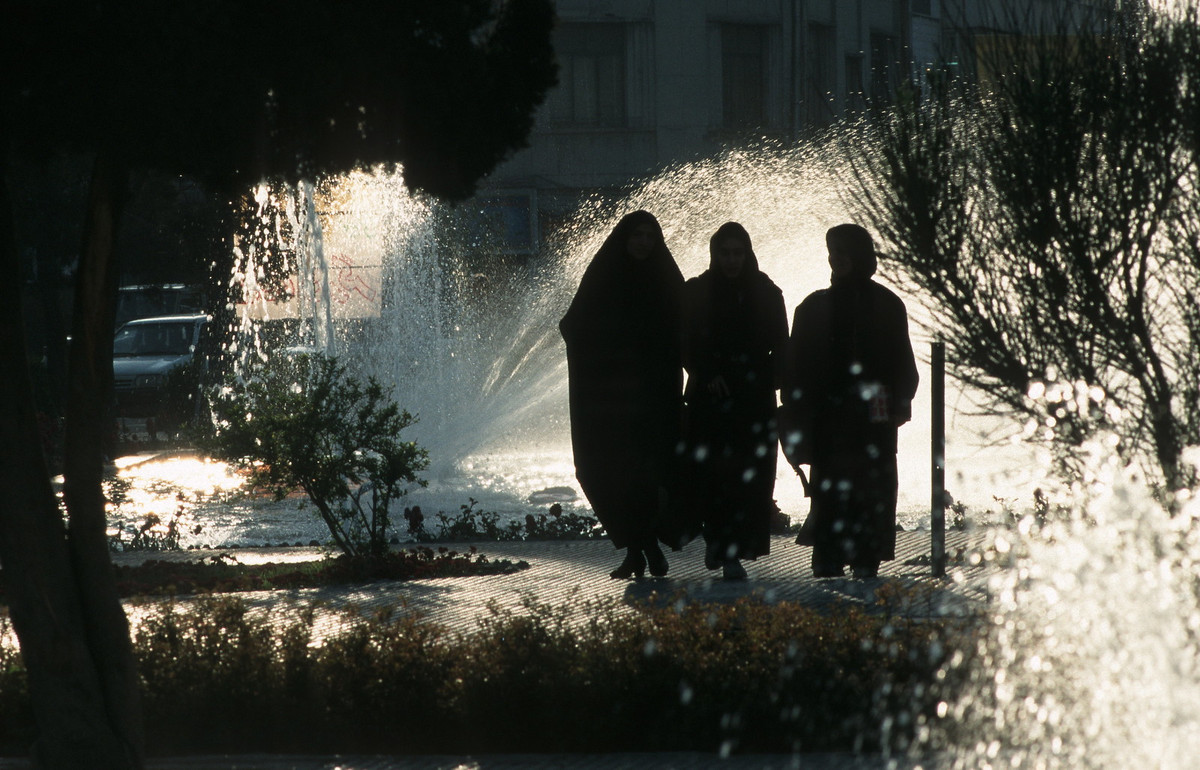 Những người phụ nữ trong một công viên ở Qom, thành phố lớn thứ 7 của Iran.