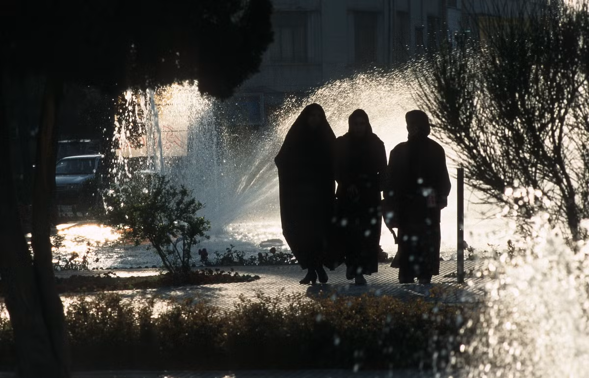 Những người phụ nữ trong một công viên ở Qom, thành phố lớn thứ 7 của Iran.