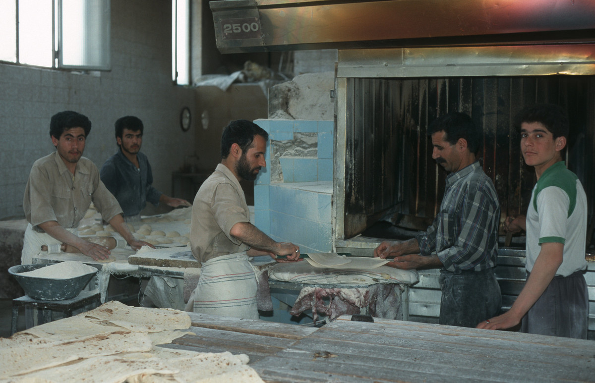 Trong xưởng bánh mì ở Qom.