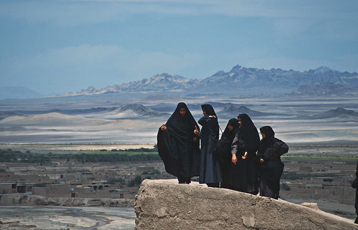 Nhóm du khách nữ ghé thăm di tích lịch sử Arg-e Bam.