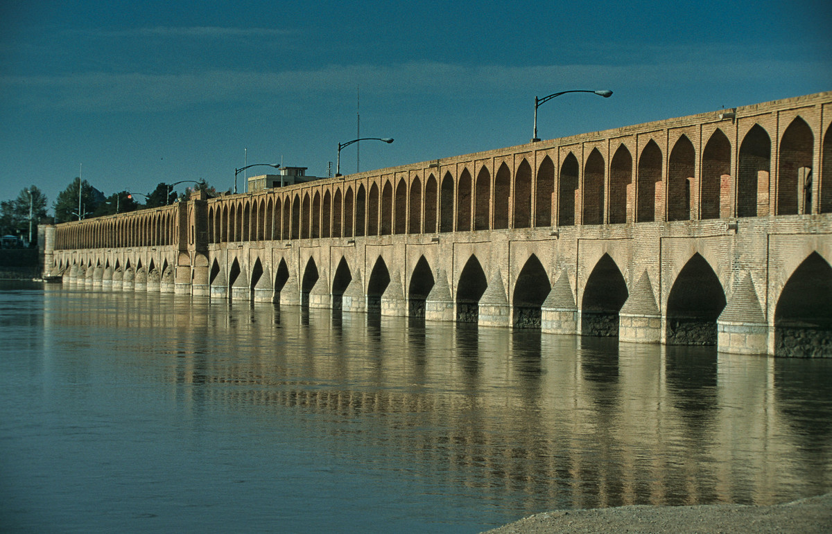 Cầu Allah-Verdi Khan ở Isfahan, thành phố lớn thứ ba của Iran. Cầu hoàn thành năm 1602, là công trình tiêu biểu cho kiến trúc cầu Safavid với hai hàng cổng vòm.