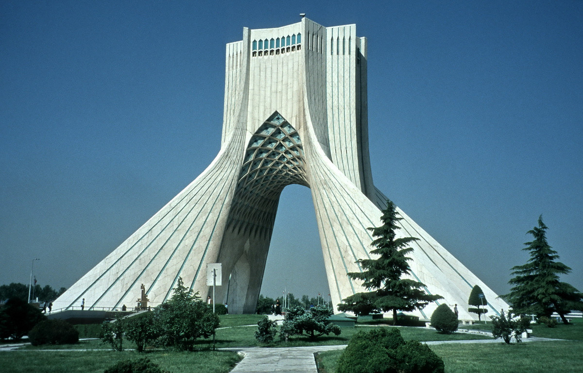 Tháp Azadi ở Tehran, một đài tưởng niệm khánh thành năm 1971 để đánh dấu cột mốc 2.500 năm kể từ ngày đế chế Ba Tư thành lập.