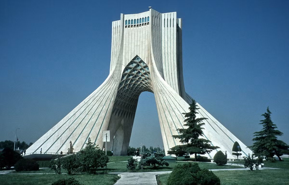 Tháp Azadi ở Tehran, một đài tưởng niệm khánh thành năm 1971 để đánh dấu cột mốc 2.500 năm kể từ ngày đế chế Ba Tư thành lập.