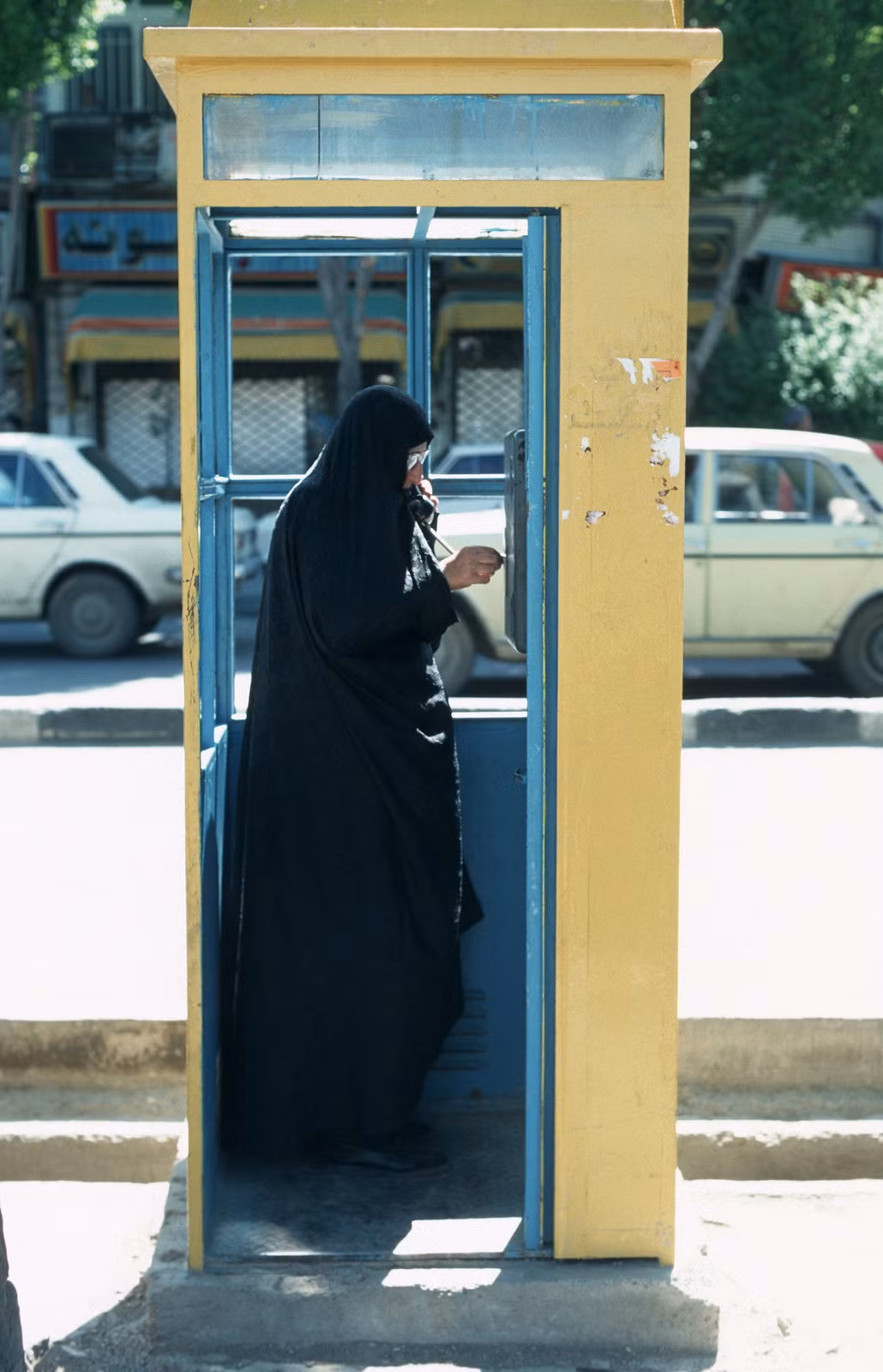 Người phụ nữ trong bốt điện thoại công cộng ở Qom.