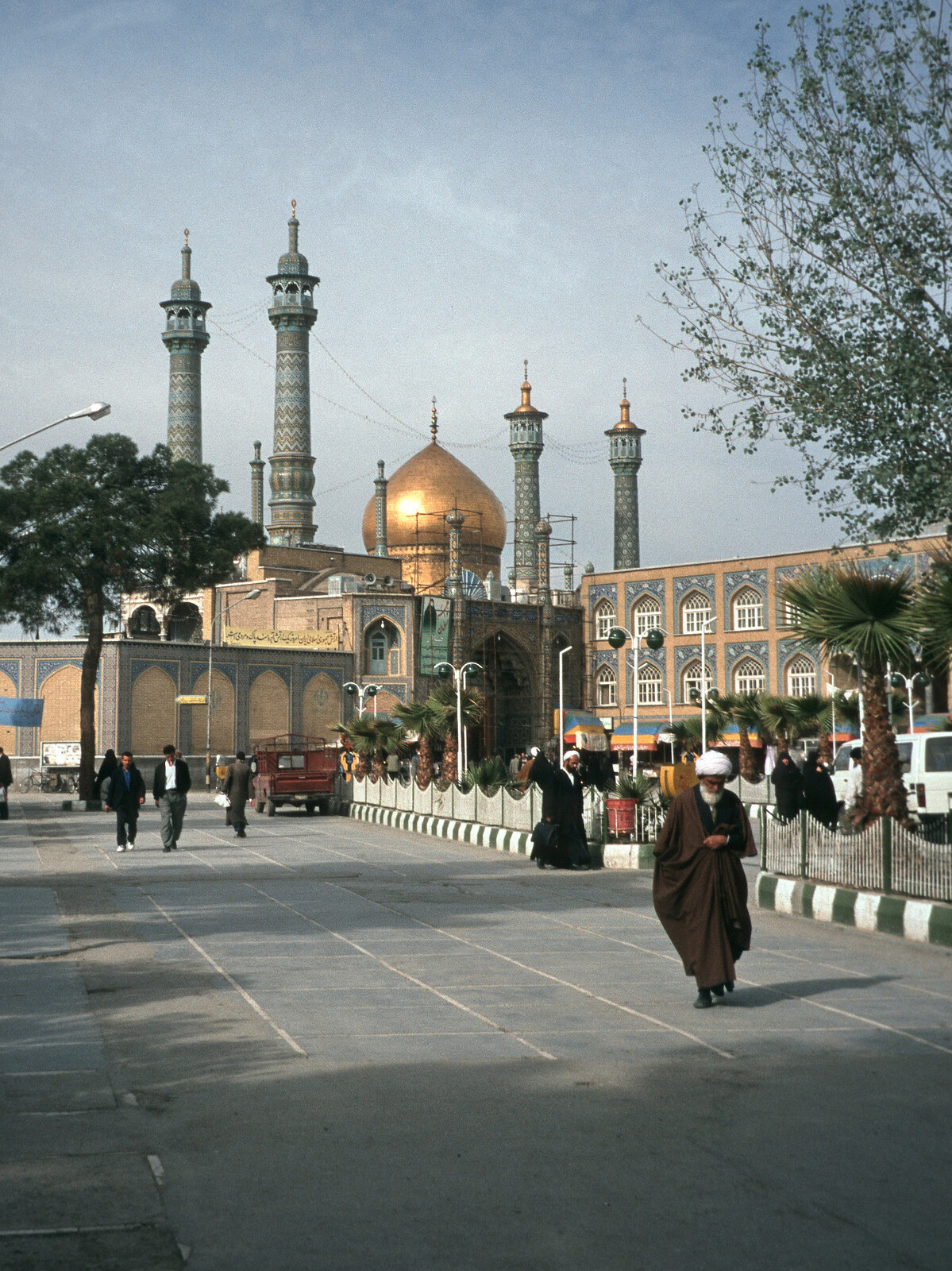 Trên con đường bên ngoài thánh đường Hasrat-e Masumeh.