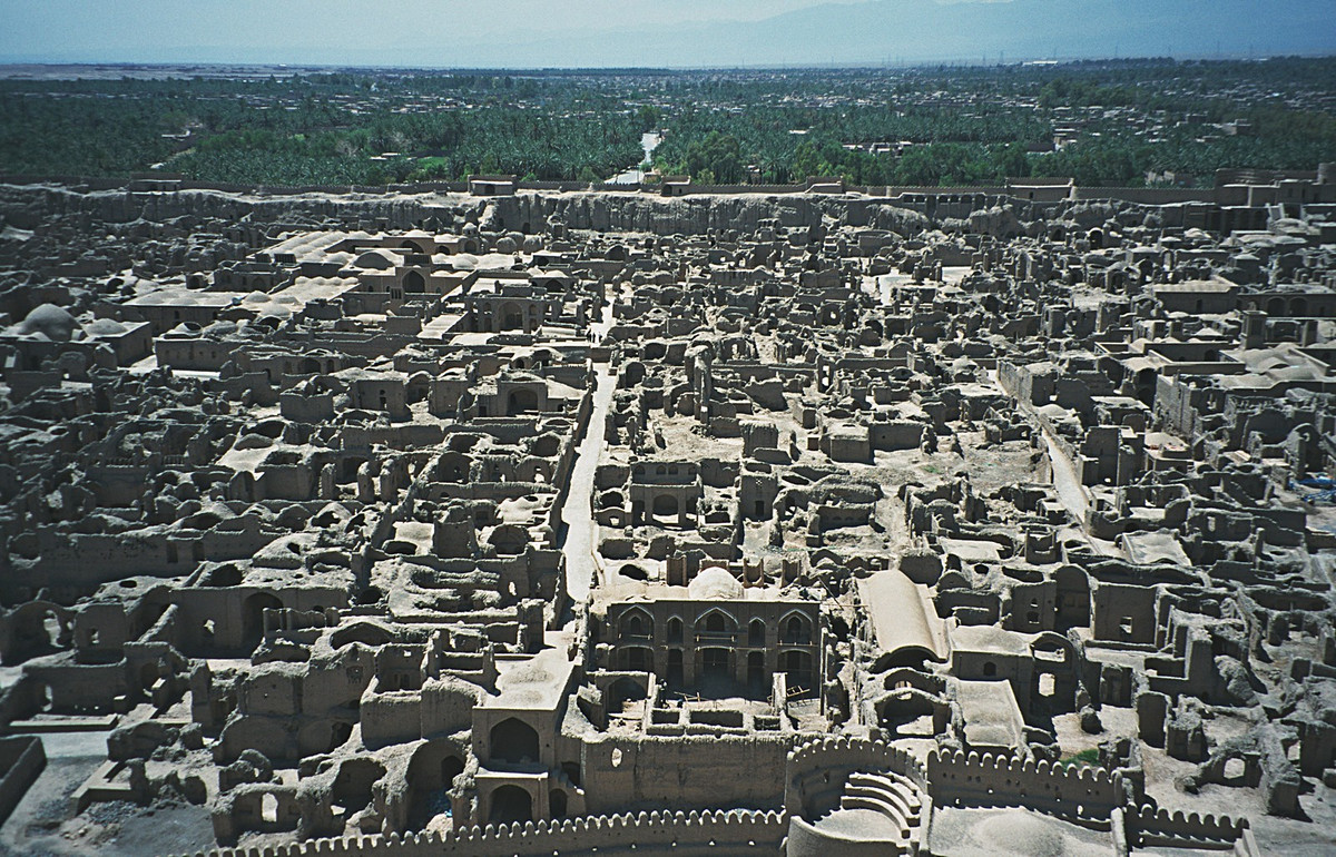 Arg-e Bam - khu thành cổ với những ngôi nhà đất nung ở thành phố Bam. Di tích này là một Di sản văn hóa thế giới, đã bị hủy hoại nặng nề trong trận động đất năm 2003.