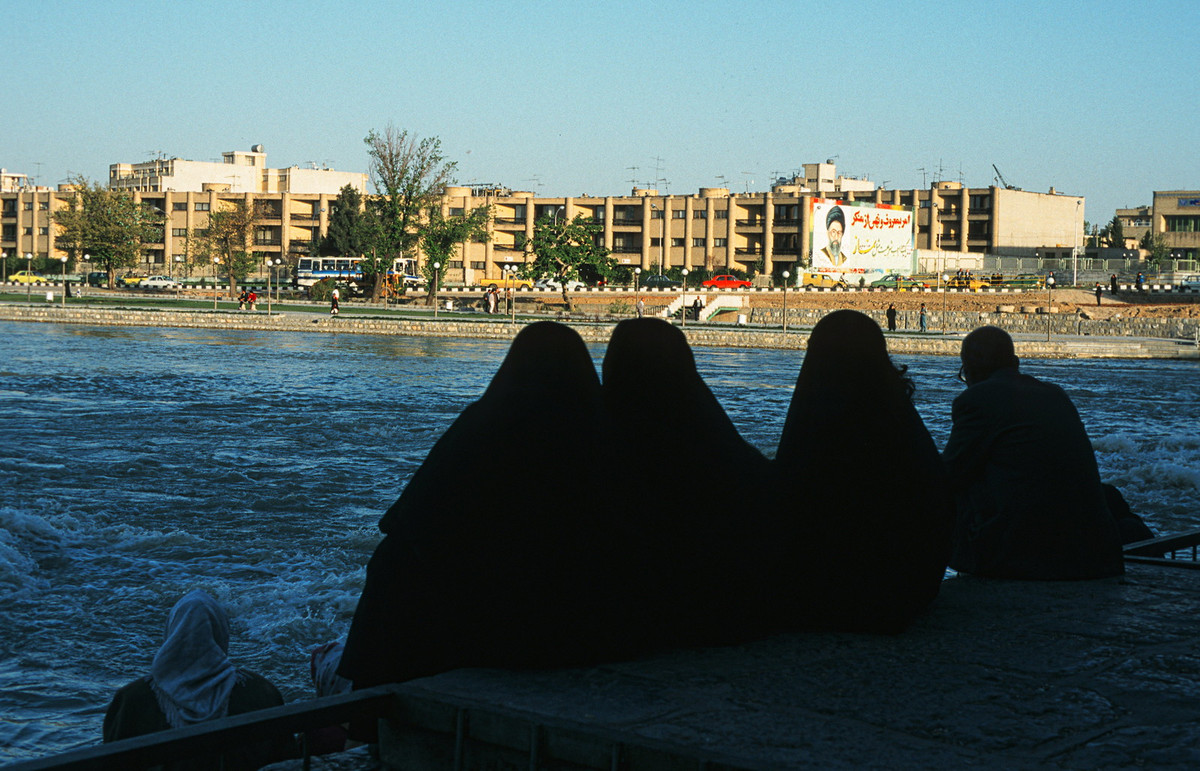 Bên bờ sông Zayanderud, dòng sông lớn nhất Iran chảy qua Isfahan.