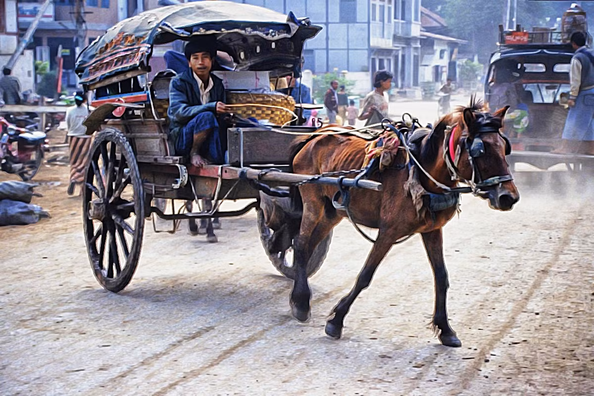 Xe ngựa trên đường phố Mandalay, thành phố lớn thứ 2 Myanmar, sau Yangon.