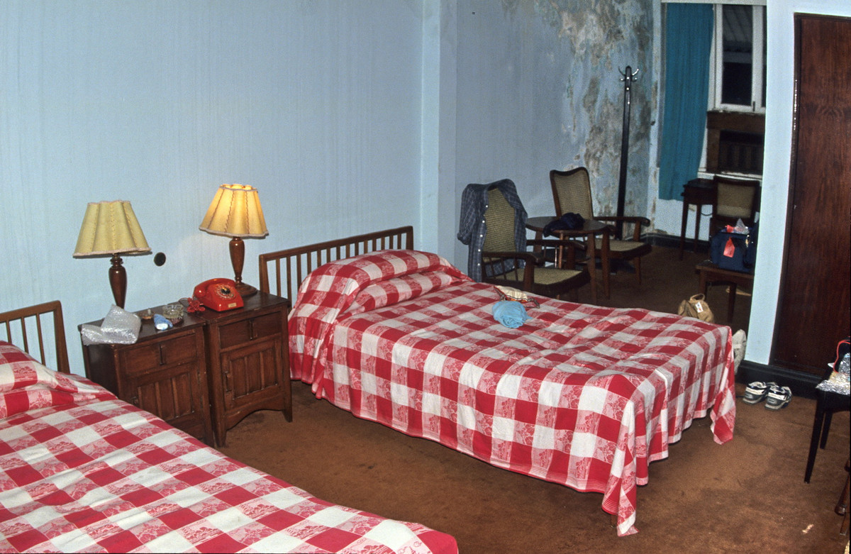 Trong một căn phòng ở khách sạn Strand, công trình mang kiến trúc thời thuộc địa Anh, mở cửa ở Yangon từ năm 1901.