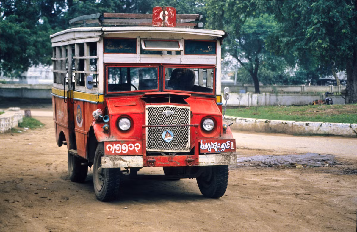 Một chiếc xe buýt gần thành phố Yangon.