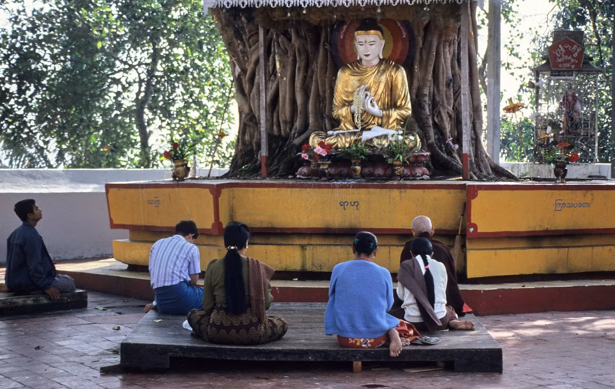 Người dân địa phương cầu nguyện bên tượng Phật ở thành phố Yangon.