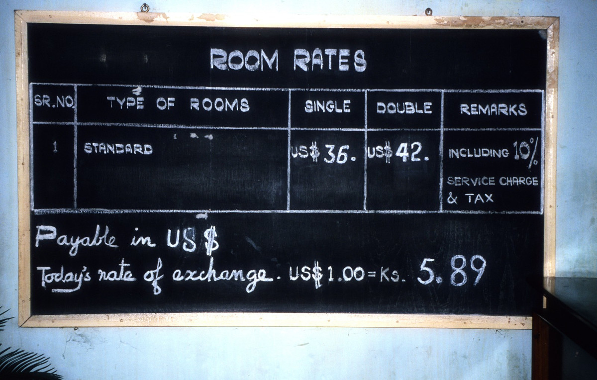 Bảng giá phòng tại một khách sạn ở Mandalay: Phòng đơn 36 USD, phòng đôi 42 USD. Vào năm 1992, 1 USD đổi được 6 kyat. Đến tháng 7/2022, tỷ giá này là 1 USD - 1851 kyat.