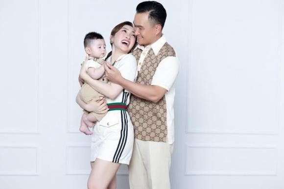 Con trai Chi Bao chua duoc 1 tuoi da phu kin hang hieu