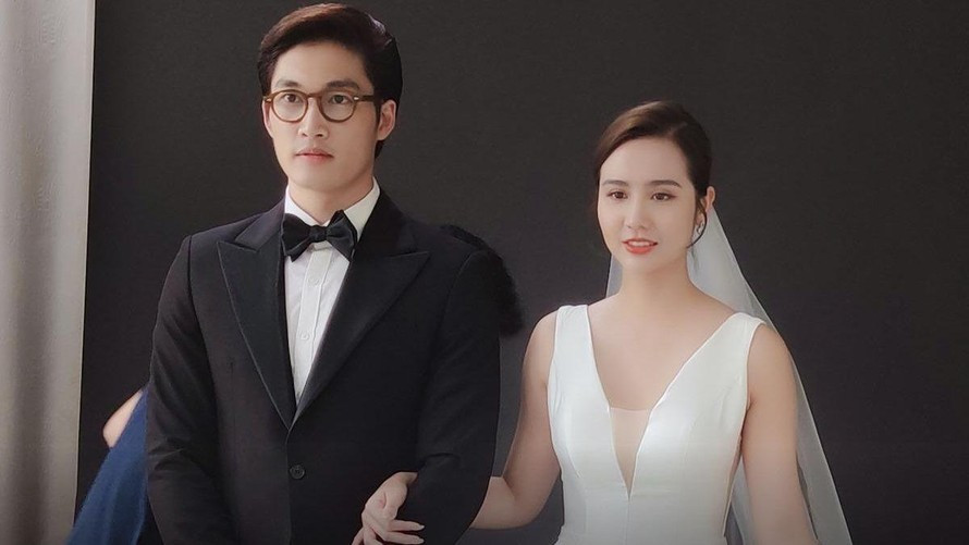 Ro ri hinh anh Huyen Lizzie, Dinh Tu dien do cuoi