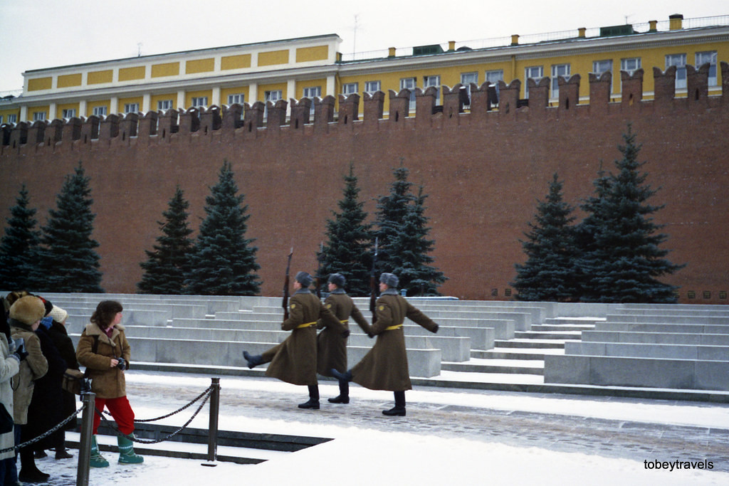 Các chiến sĩ cảnh vệ đổi gác ở lăng Lenin.