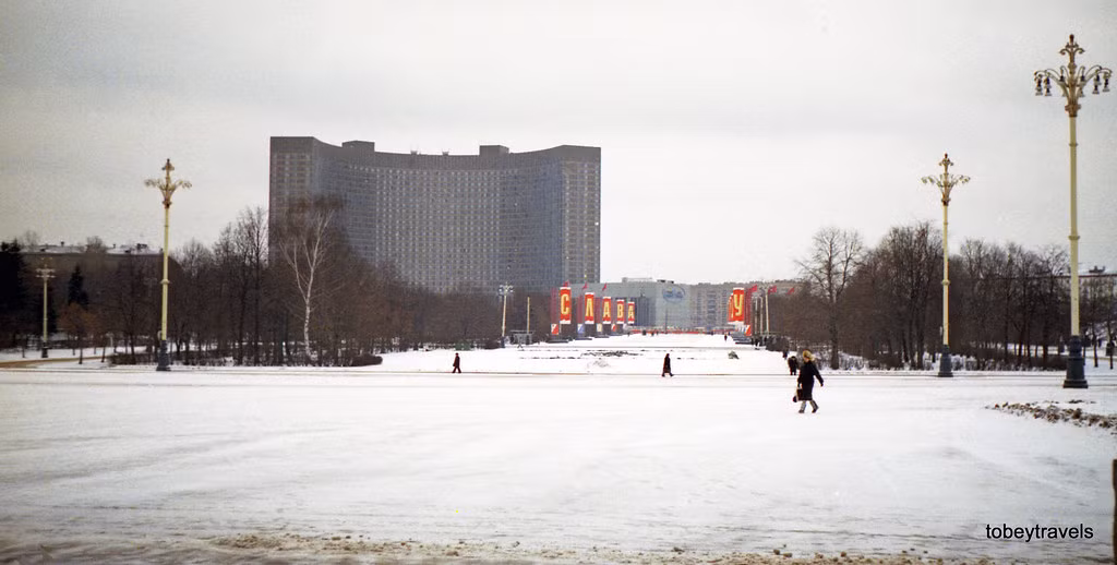 Khách sạn Cosmos nhìn từ lối vào khu triển lãm Thành tựu Quốc dân Liên Xô.