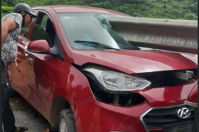 O to bi xuyen thung o Lang Son, tai xe thoat nan vo cung may man